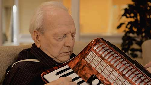 resident-plays-music