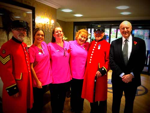 residents-and-staff-meet-chelsea-pensioners