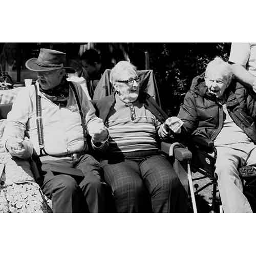 residents-enjoy-the-sun-and-garden